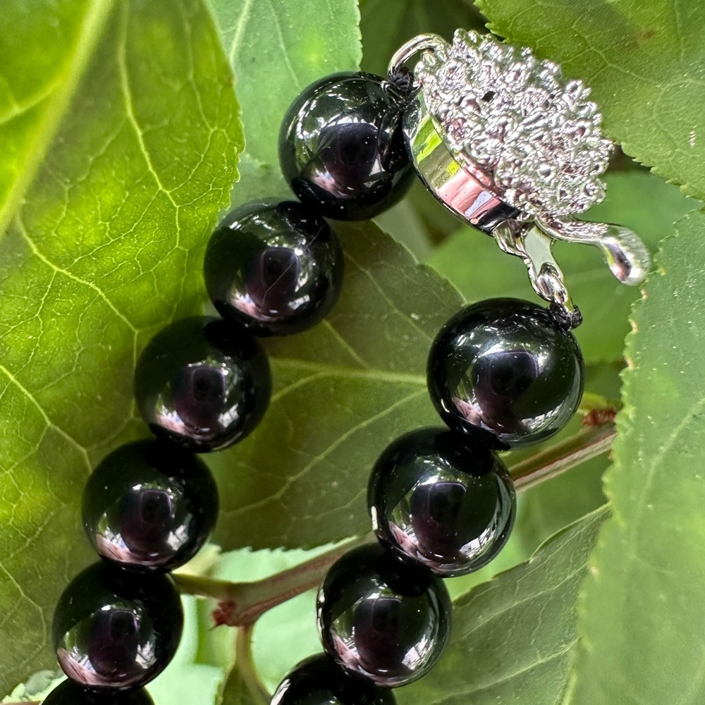 Mitsukoshi Black high gloss 16 in Pearl necklace with silver hardware clasp